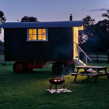The Delkin Shepherds Huts Castle Combe Exterior photo