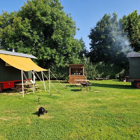 The Delkin Shepherds Huts Castle Combe Exterior photo