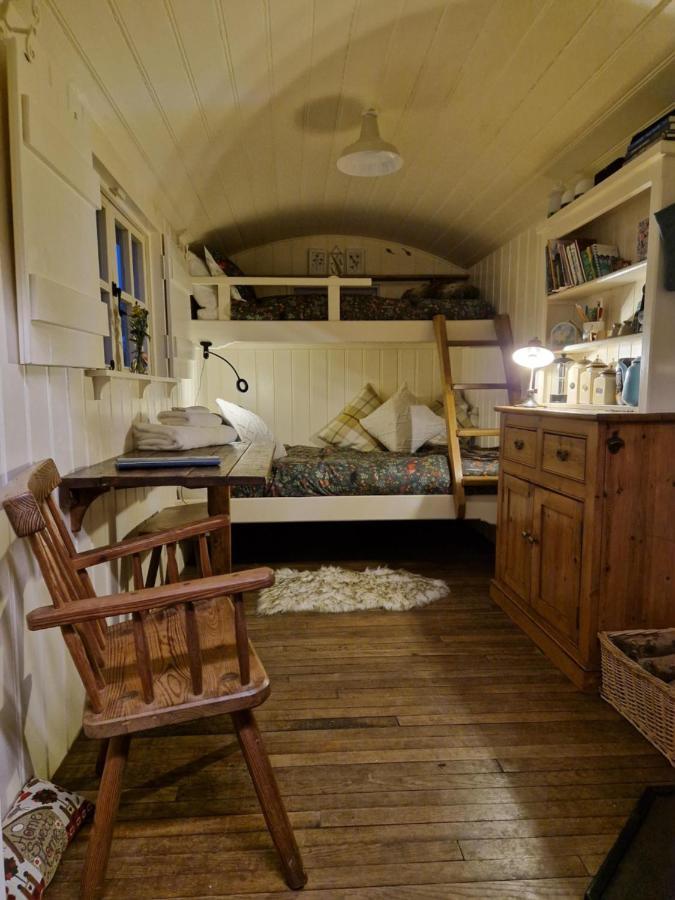 The Delkin Shepherds Huts Castle Combe Exterior photo