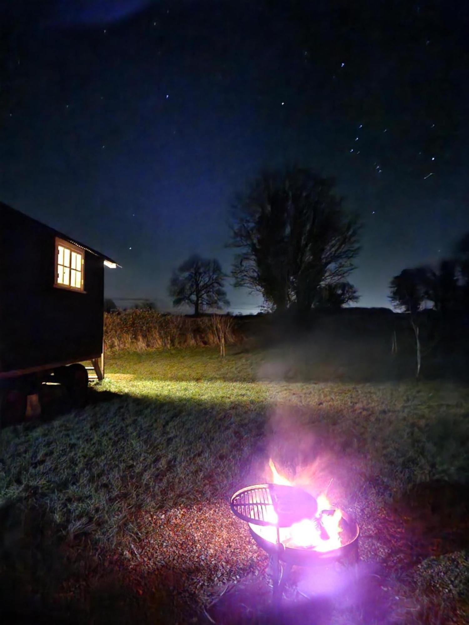 The Delkin Shepherds Huts Castle Combe Exterior photo