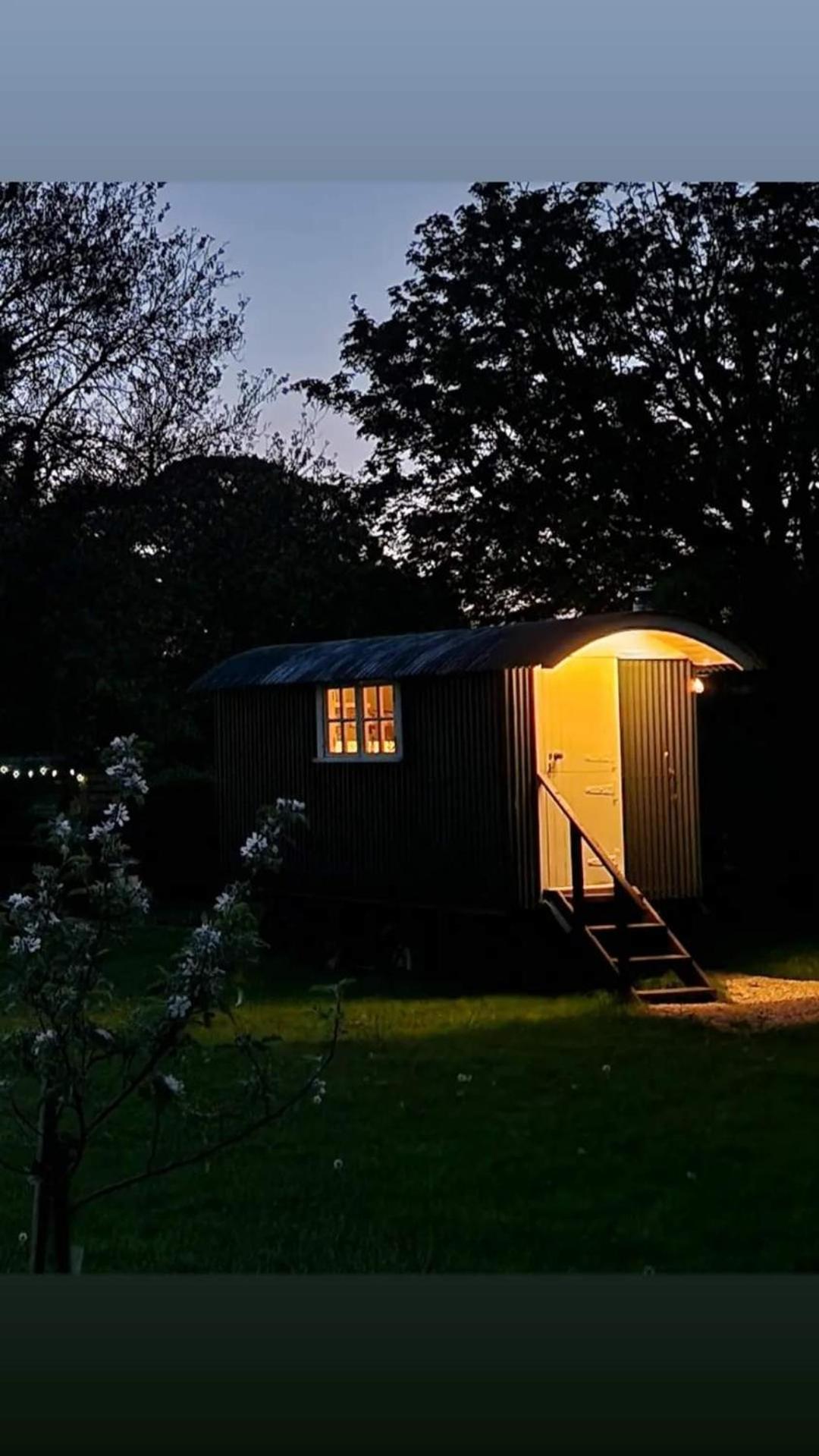 The Delkin Shepherds Huts Castle Combe Exterior photo