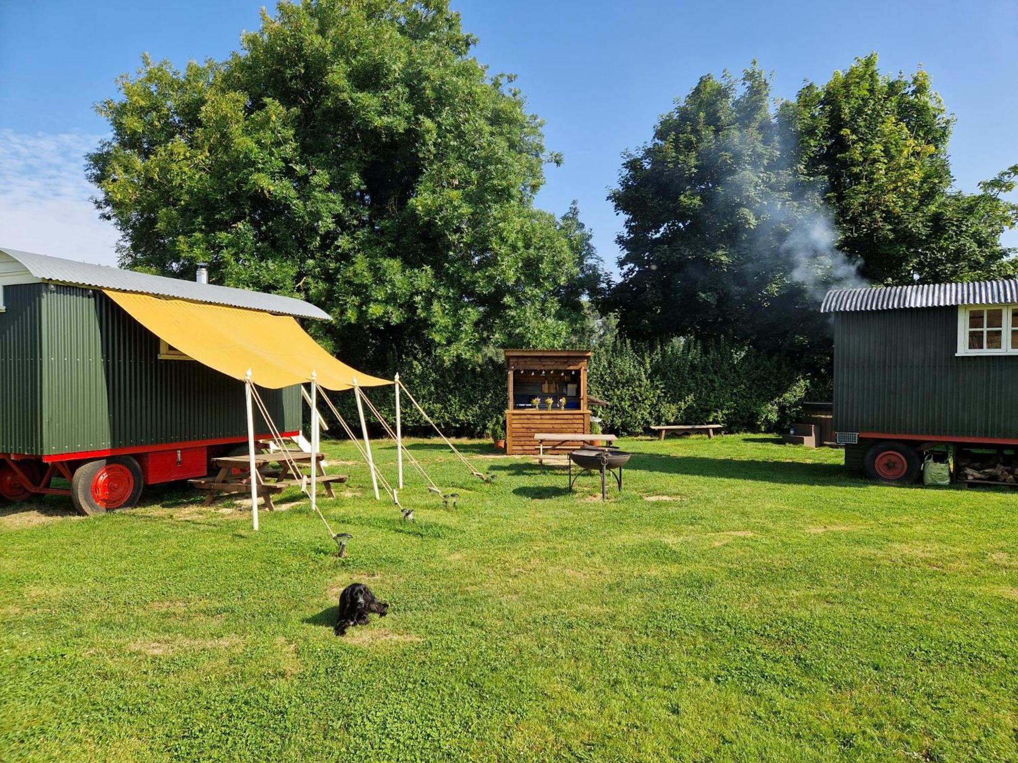 The Delkin Shepherds Huts Castle Combe Exterior photo